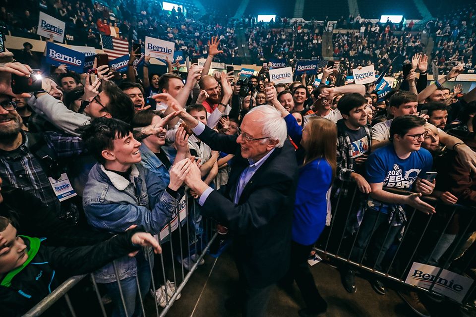 Bernie Sanders saluda a sus militantes en Iowa. Foto: Facebook / Bernie Sanders