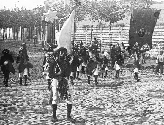 Comparsa de candombe desfilando por Barrio Sur y Palermo (imagen de inicios del siglo XX)