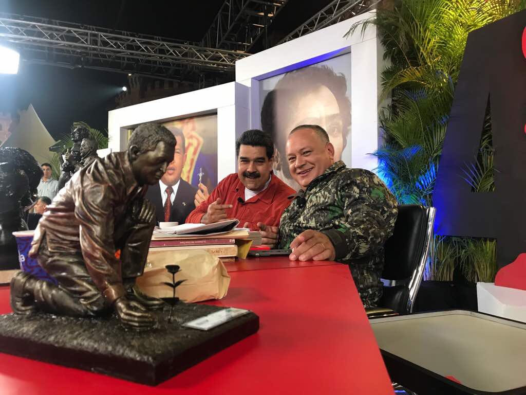 Diosdado Cabello posa frente a una estatua de Hugo Chávez con Nicolás Maduro. Foto: Twitter / Diosdado Cabello