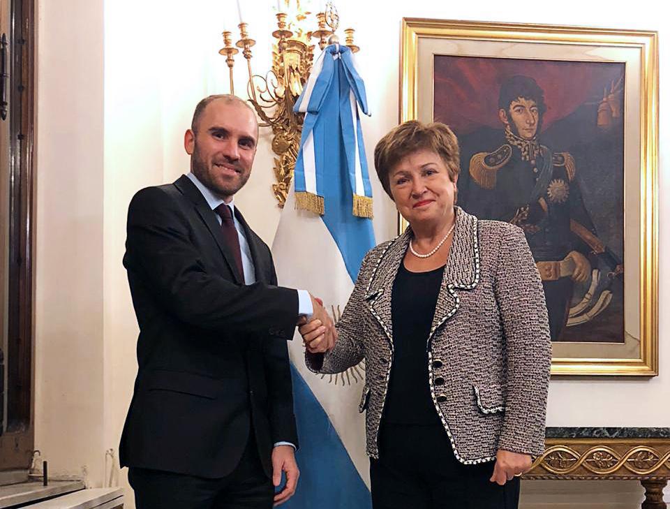 Martín Guzmán estrecha la mano de Kristalina Georgieva, directora gerente del FMI. Foto: Twitter / Martín M. Guzmán 