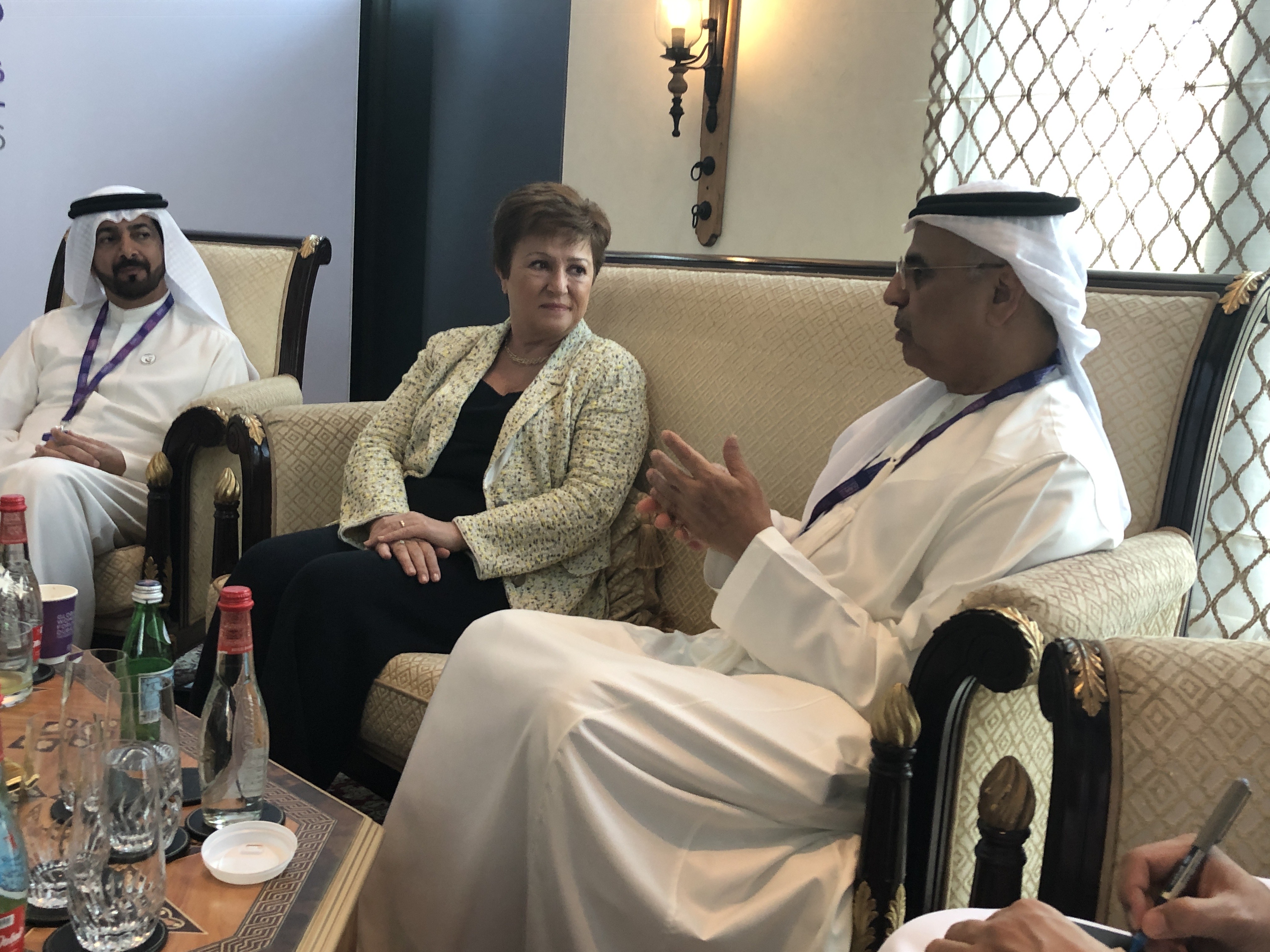Kristalina Georgieva conversando con Obaid bin Humaid Al Tayer (der), ministro de Finanzas de Emiratos Árabes Unidos. Foto: Twitter / Kristalina Georgieva