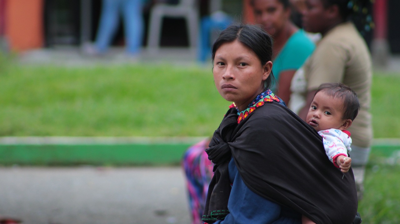 Una mujer de la etnia Emberá-Chamí, de Colombia, cargando a su hijo en la espalda. Foto: dominio público