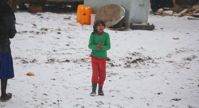 Un menor de edad camina en la nieve en un asentamiento improvisado en Siria. Foto: UNICEF / Baker Kasem