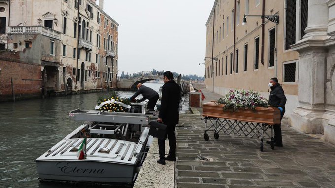 Italia no puede ni llorar a sus muertos: los estrictos controles de salubridad impiden la realización de sepelios multitudinarios. Foto: Twitter / sergioas23