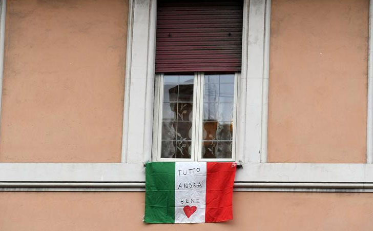 Una bandera italiana cuelga de una ventana con la frase "Todo va a estar bien" / Foto: Reuters