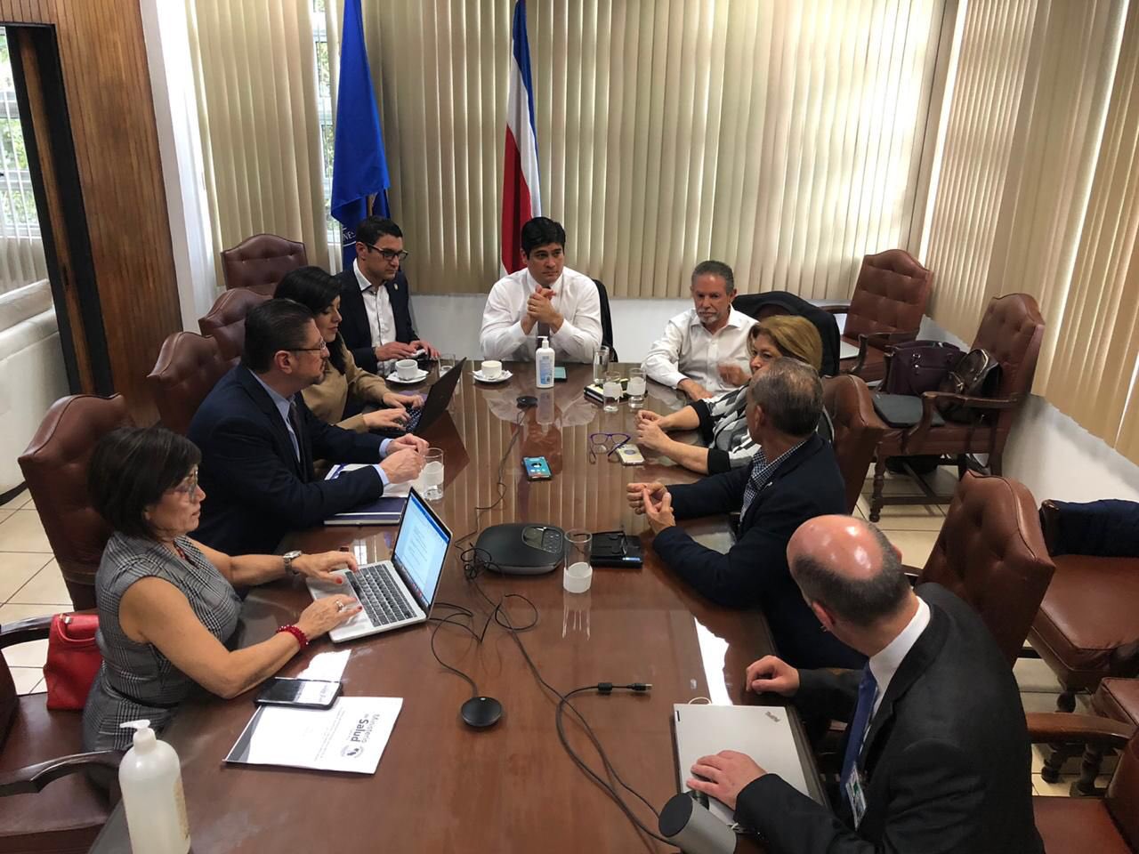 El presidente de Costa Rica, Carlos Alvarado (cen) reunido con parte de su gabinete para atender la pandemia. Foto: Presidencia de Costa Rica
