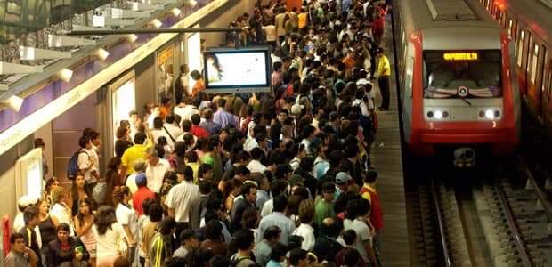 El metro de Santiago de Chile es altamente concurrido en horas pico. Foto: Redes sociales