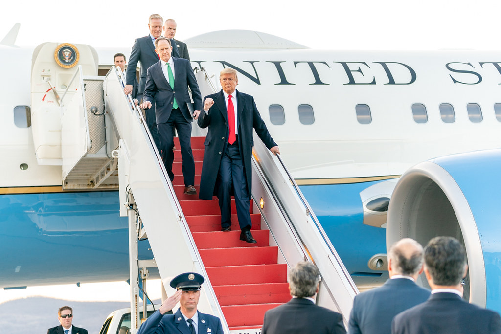 Trump desciende del Air Force One en Avoca, Pensilvania. Foto: Flickr / The White House
