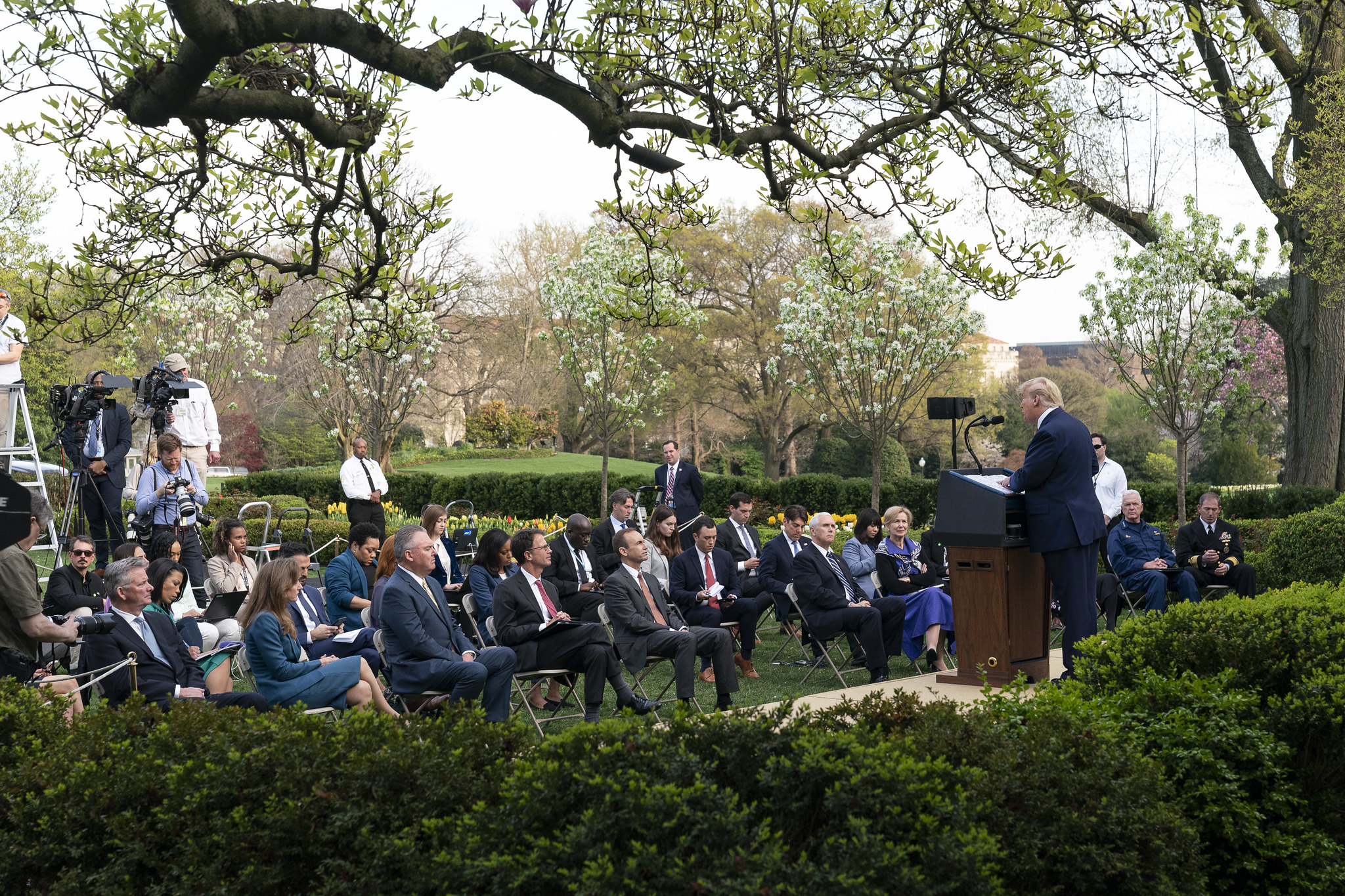 Donald Trump brindó una conferencia de prensa con un gran grupo de periodistas en el rosedal de la Casa Blanca. Foto: Flickr / The White House