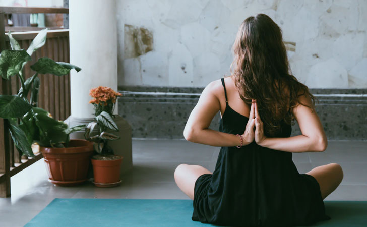yoga-mujer-aislamiento