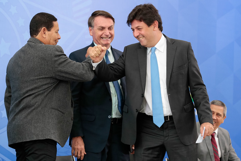 Bolsonaro jura al nuevo ministro de Salud, Nelson Luiz Sperle Teich (der). Foto: Gobierno de Brasil