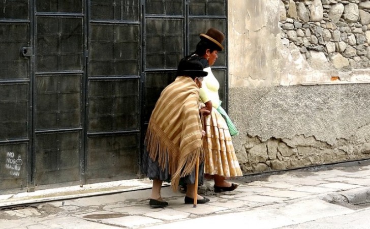 Dos mujeres caminan por una calle de La Paz, Bolivia. Foto: Pixabay