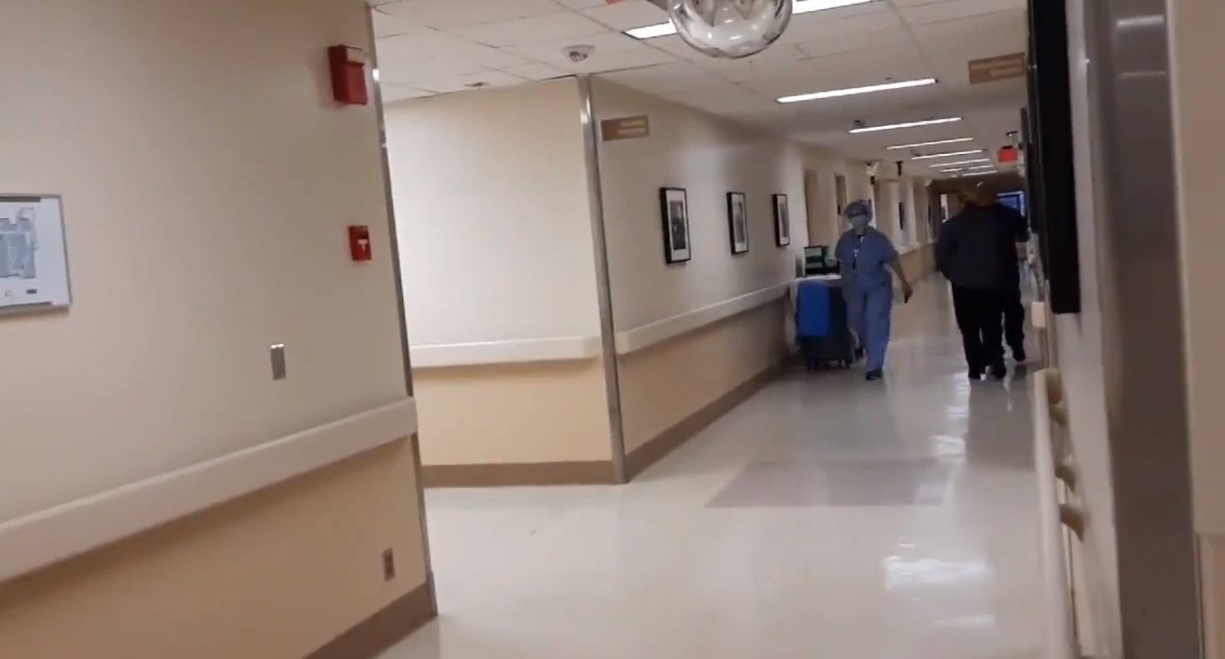 Un usuario de Twitter ingresó a un hospital de Canadá sin protección alguna y filmó al personal de salud para el hashtag #FilmaTuHospital