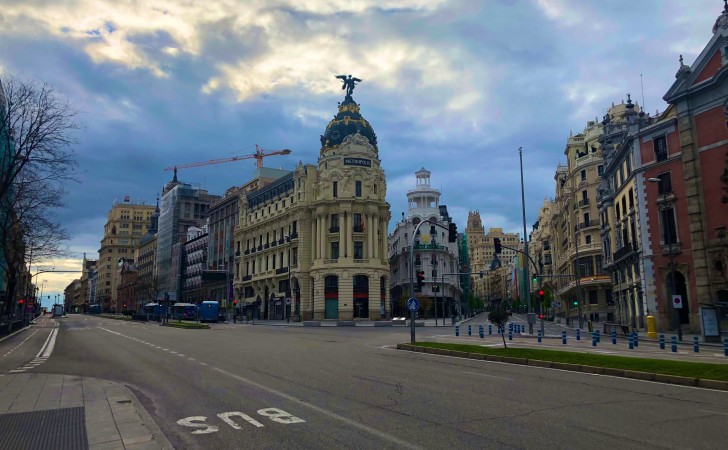 Las calles de Madrid están desiertas debido a la cuarentena obligatoria. Foto: Twitter / Cayetana Alvarez de Toledo