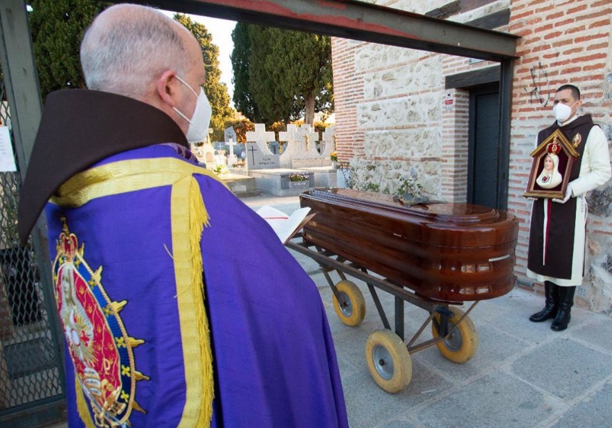 Entierro del sacerdote Pedro Paulo de Figueiredo, en el cementerio San Sebastián de Carabanchel, Madrid. Falleció víctima de coronavirus. Foto: Twitter / Antonio Modernell