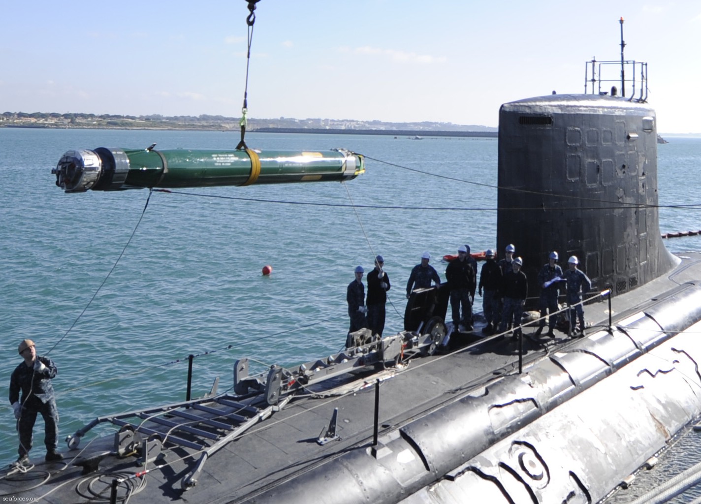 Suspendido, un torpedo MK-48 Mod6. Foto: seaforces.org