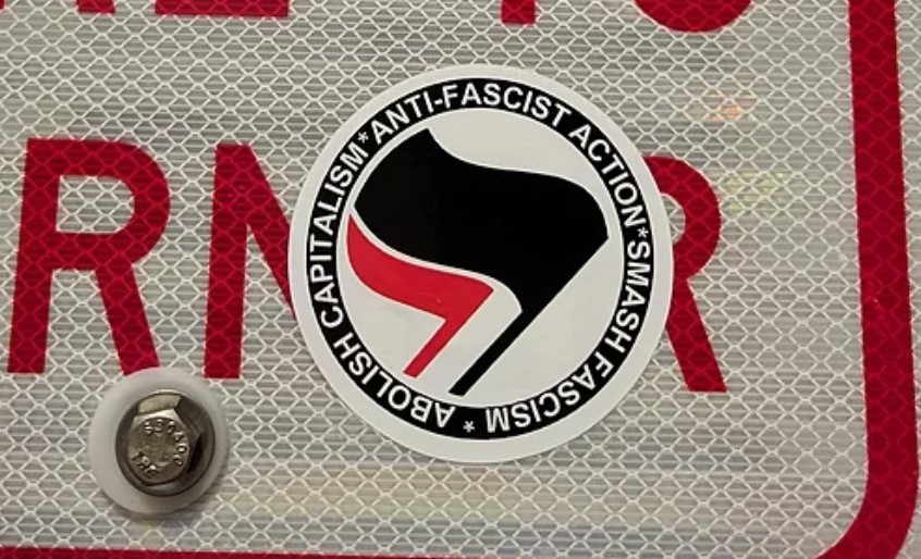Una pegatina con el logotipo de Antifa