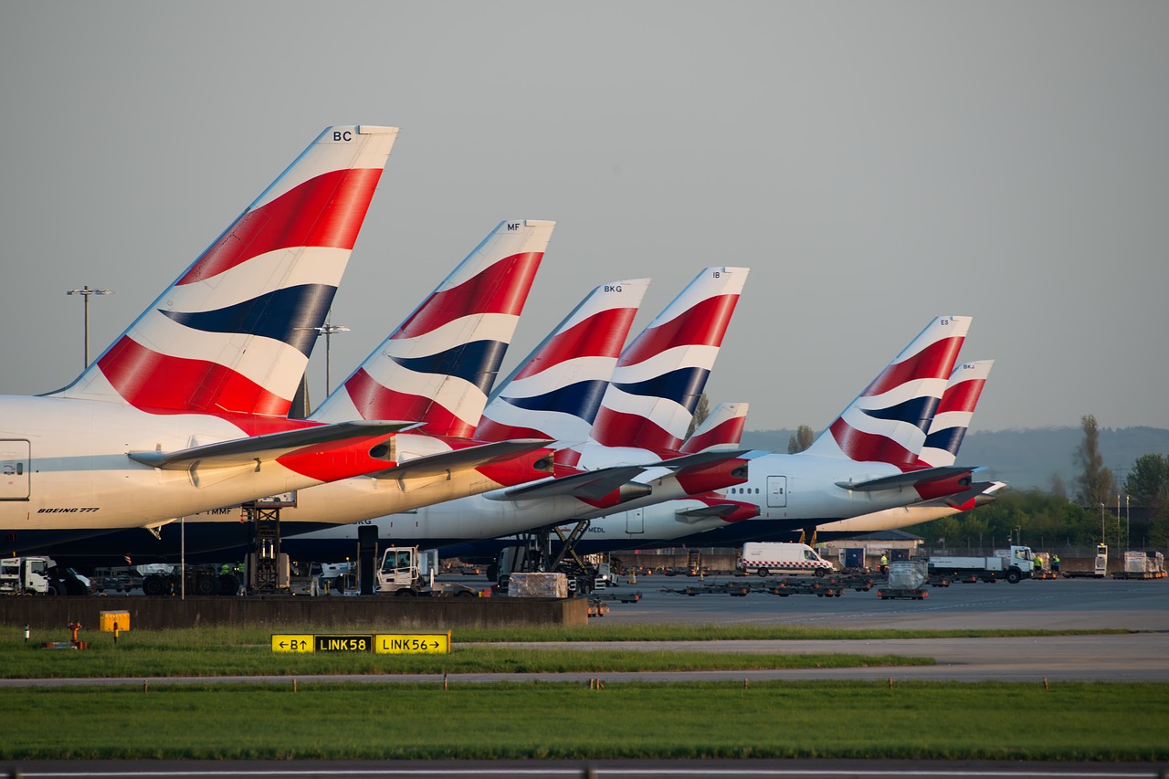 Aviones de la aerolínea British Airways estacionados en puertas del aeropuerto de Heathrow, el principal de Londres. Foto: Pixabay