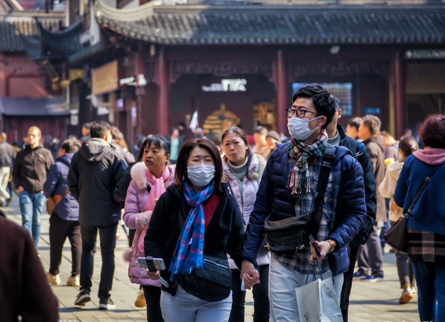 Una pareja de turistas pasea por el centro de Huangpu Qu, Shanghai. Foto: Flickr / Dickson Phua