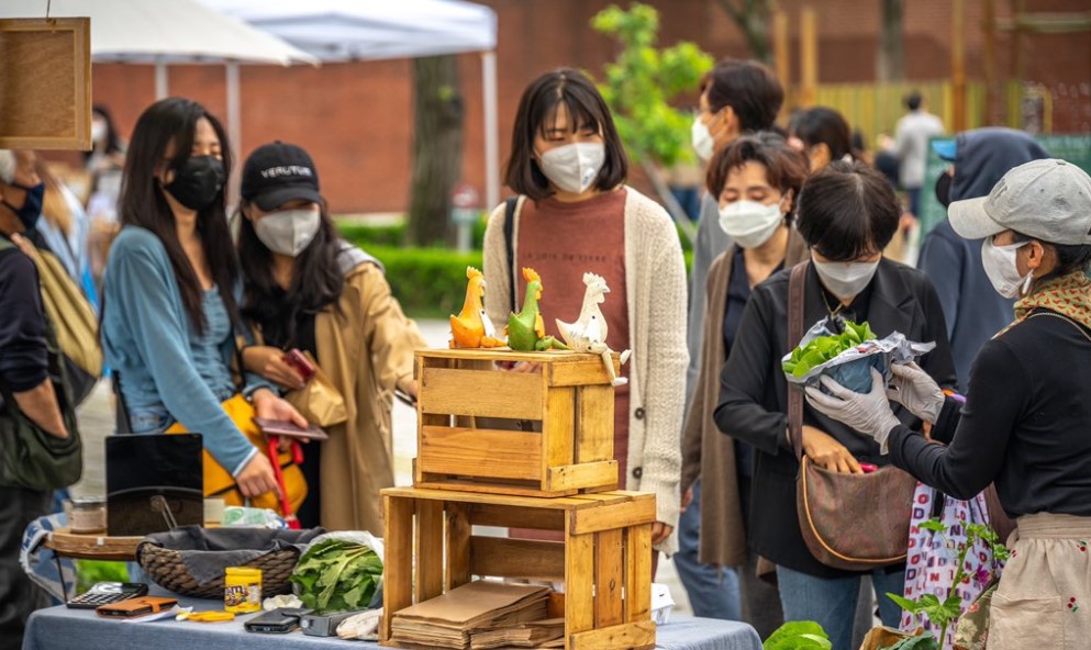 Un grupo de mujeres miran artesanías en un mercado en el centro de Seúl. Foto: Gobierno de Seúl