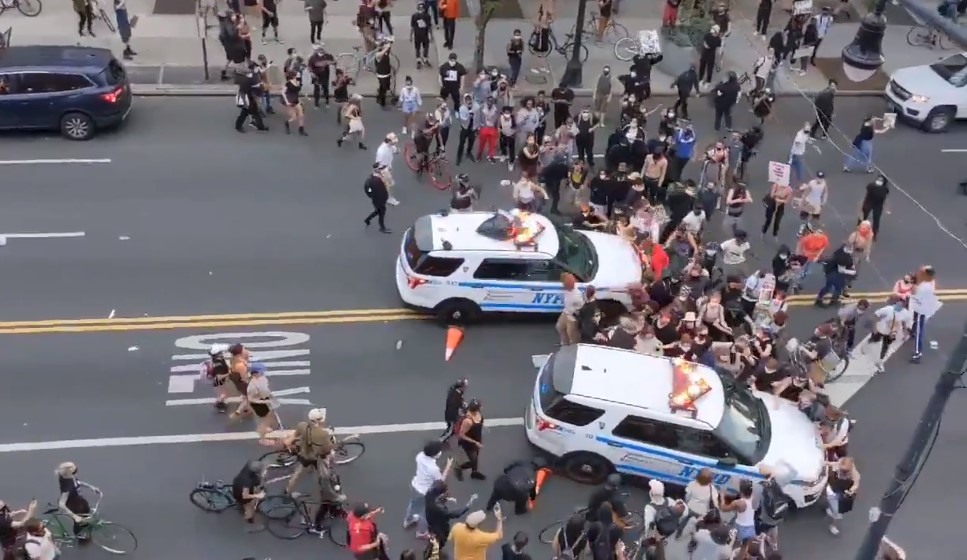 Momento en que dos patrullas de la policía de Nueva York arremeten a toda velocidad contra manifestantes. Captura de pantalla: Twitter / pgarapon