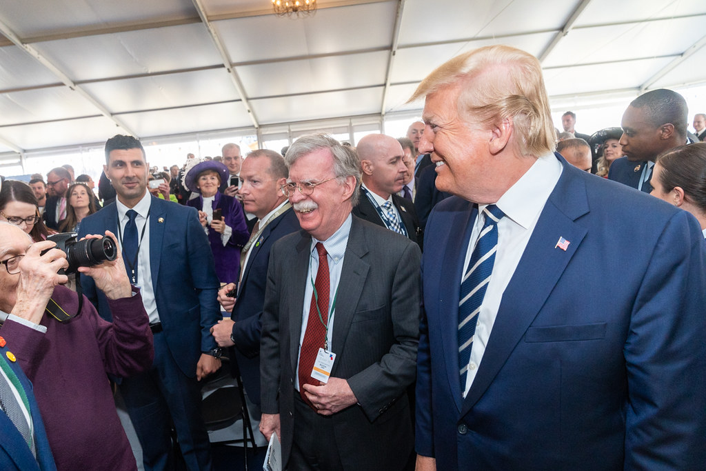 John Bolton (centro) junto al presidente Donald Trump, cuando aún era su asesor presidencial. Foto: Flickr / The White House