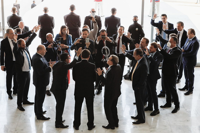 El grupo de pastores evangélicos rezan por Jair Bolsonaro en el Palacio de la Alvorada, la casa presidencial. Foto: Palacio de Planalto