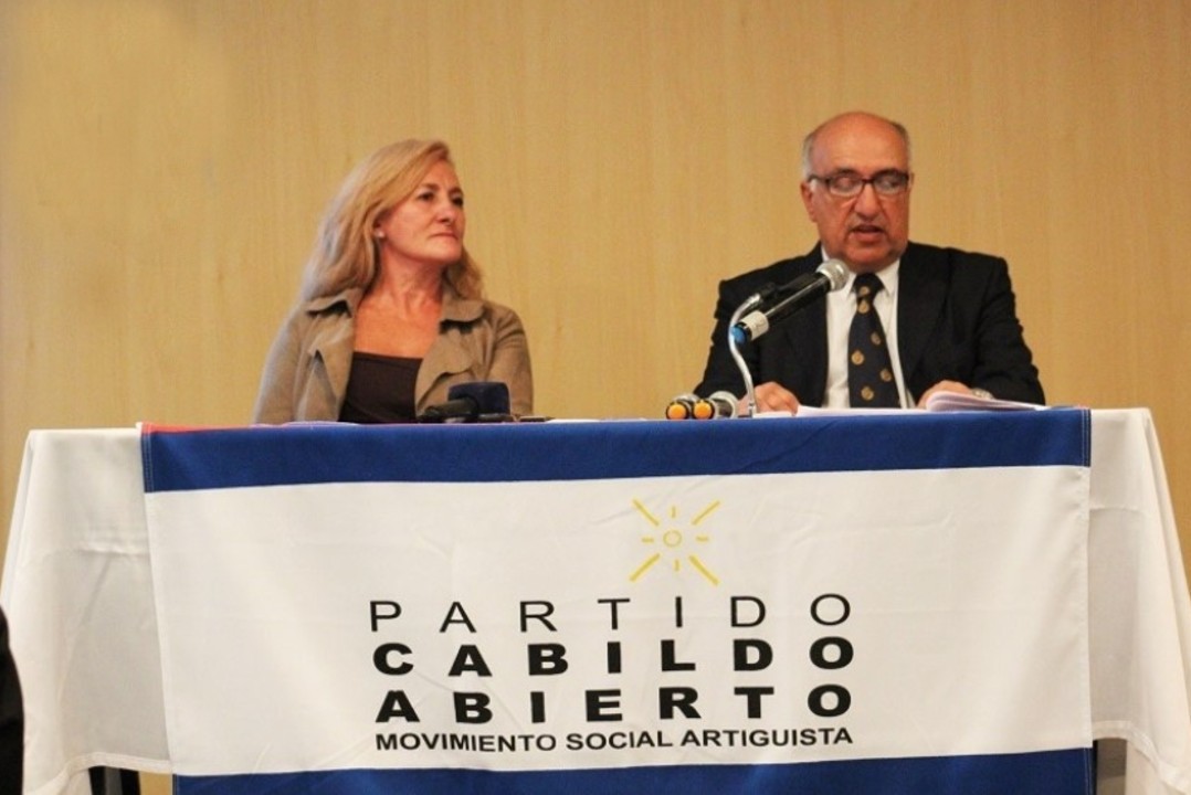 Araceli Desiderio y Eduardo Domenech, vicepresidenta y presidente de Cabildo Abierto. Foto: msartiguista.uy