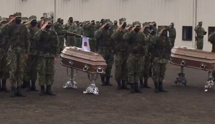 Toque de silencio en el final de las honras fúnebres a los tres infantes de Marina asesinados en el Cerro. Foto: Ministerio de Defensa Nacional/Twitter.