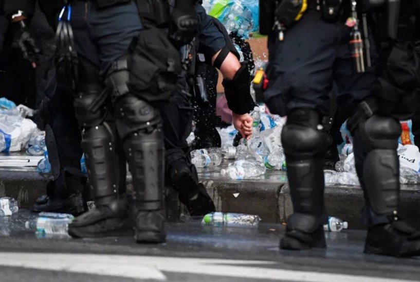 Los policías quedaron registrados en fotos y videos destruyendo botellas de agua e insumos médicos. Foto: Angela Wilhelm / Citizen Times