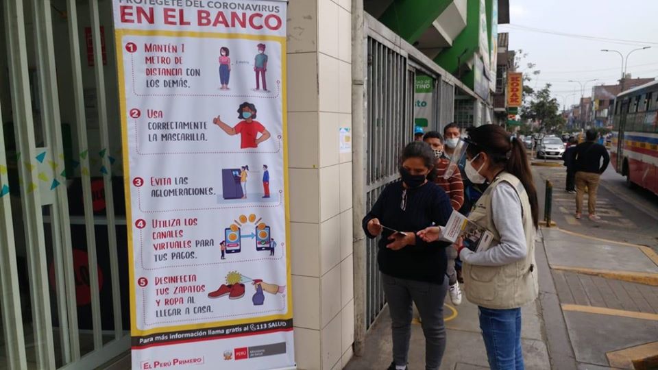 Clientes esperan para ingresar a un banco en Lima, Perú. Foto: Ministerio de Salud de Perú