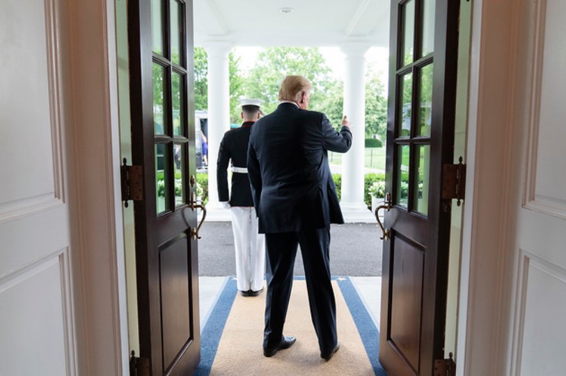Donald Trump saliendo de la Casa Blanca en una foto de archivo de junio de 2020: Flickr / The White House