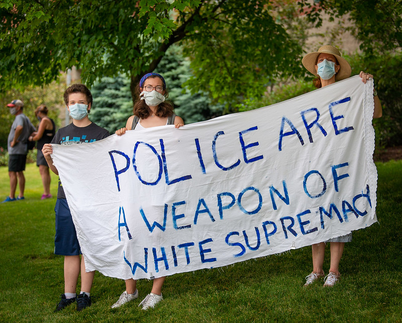 "Los policías son un arma de supremacía blanca", dice la pancarta de estos manifestantes en Illinois. Foto: Flickr / risingthermals