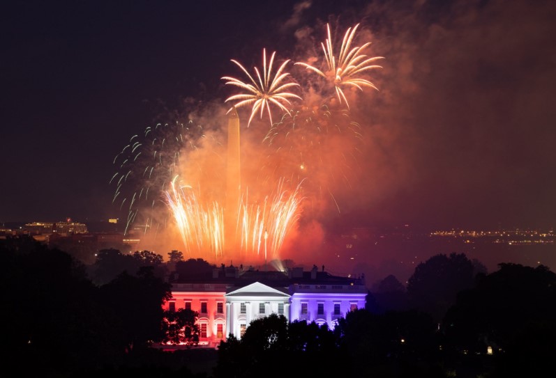 La Casa Blanca iluminada con los juegos artificiales del 4 de julio. Foto. Twitter / The White House