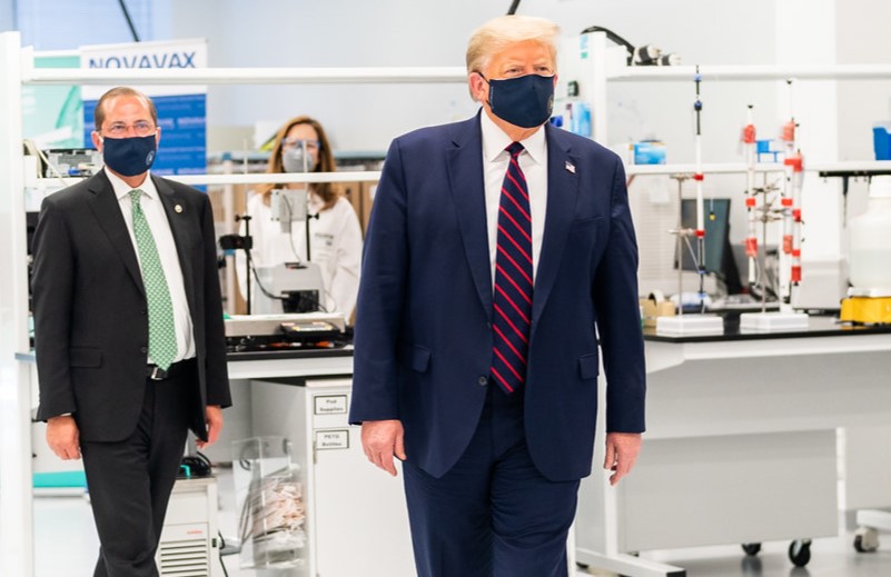 Trump volvió a usar mascarilla al entrar en las instalaciones de Fujifilm Diosynth Biotechnologies, en Carolina del Norte. Foto: Flickr / The White House