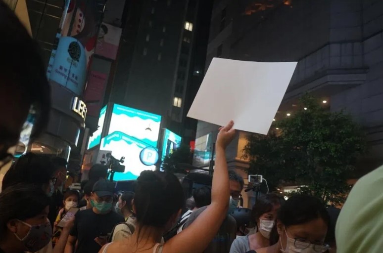Los manifestantes hongkoneses marchan con pancartas en blanco, evitando emitir comentarios que el gobierno chino pueda considerar terrorismo. Foto: HKFP