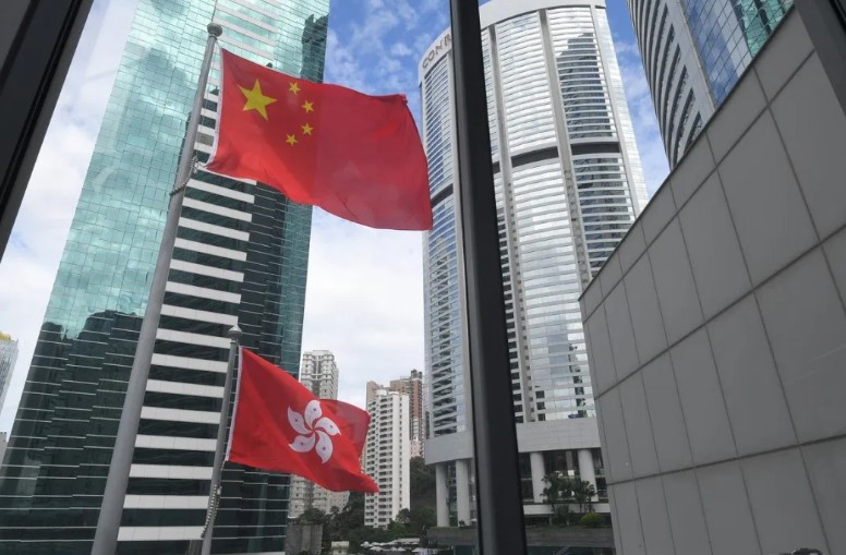 Las banderas de China (arriba) y la de Hong Kong ondeando en el centro de la región administrativa especial. Foto: GovHK