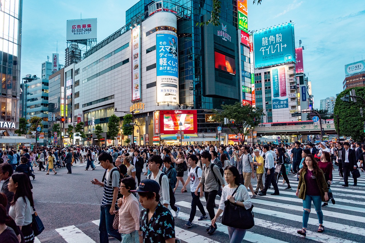 Cientos de personas atraviesan las calles en el famoso cruce de Shibuya, en el centro de Tokio. Foto: Pixabay
