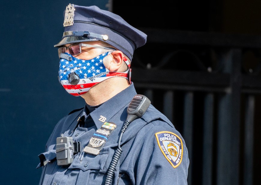 Un policía de Nueva York usa un tapabocas con la bandera de los Estados Unidos. Foto: UNsplash / Julian Wan