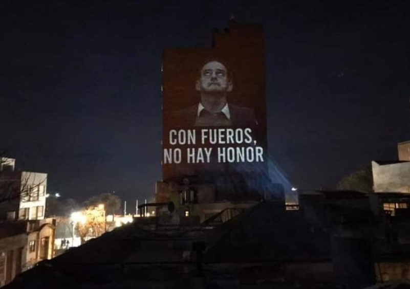 Se proyectaron en paredes de Montevideo proclamas por el Día Internacional de los Detenidos Desaparecidos. Foto: Twitter
