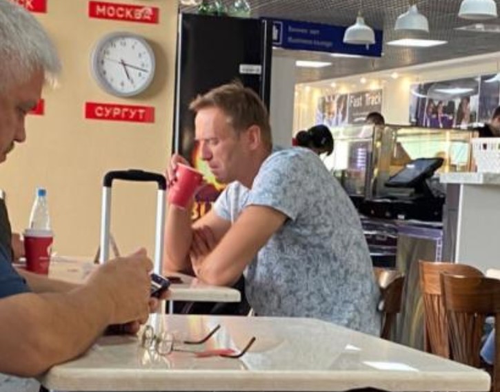 Esta es la última foto de Navalny antes de abordar el avión en el que empezó a mostrar signos de envenenamiento 