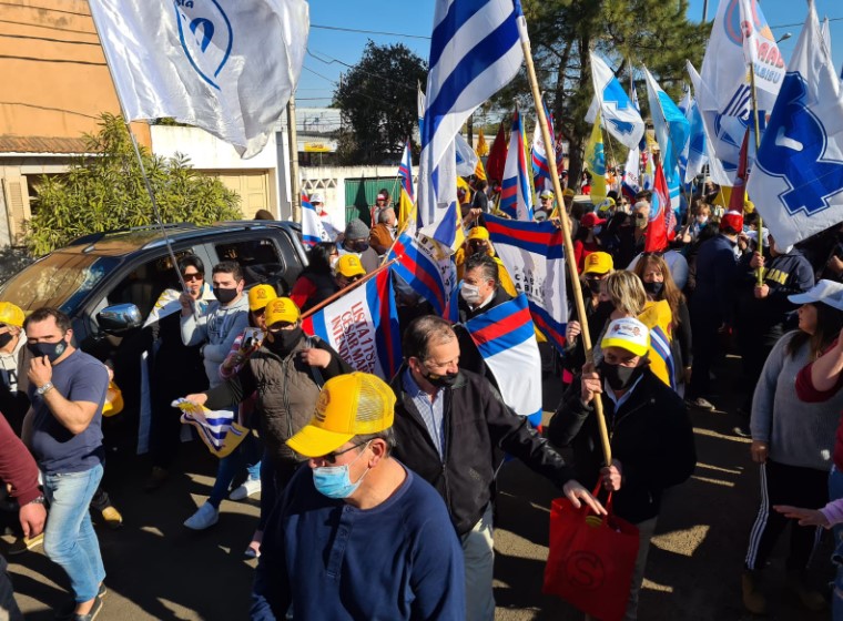 Salteños de Cabildo Abierto y el Partido Nacional recorriendo las calles de la ciudad este sábado. Foto: Twitter / MSArtiguista