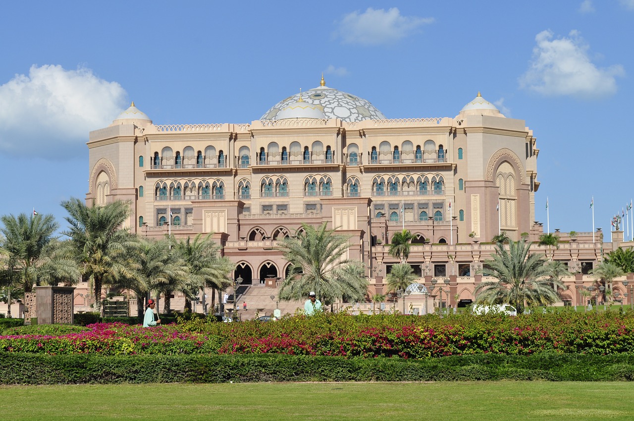 El Emirates Palace Hotel de Abu Dabi es uno de los más lujosos del mundo. Entre su menú tiene un café que contiene pepitas de oro y una cena puede costar hasta US$135 por persona. Foto: Max Pixel