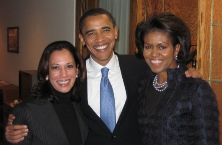Kamala Harris (izq) junto a los Obama en una foto de archivo. Foto: Twitter / Kamala Harris