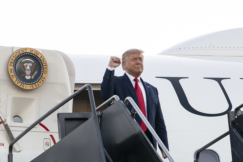 Trump descendiendo del avión presidencial Air Force One. Foto: Flickr / The White House