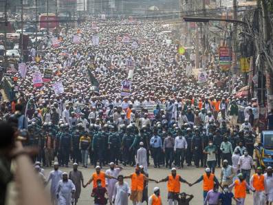 Una masiva protesta contra Francia colmó el centro de Bangladesh. Foto cortesía de Cowran Guardian