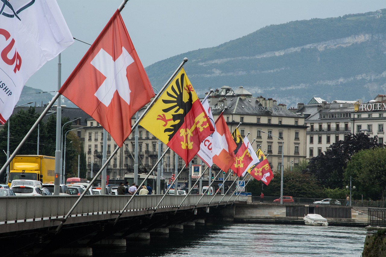 Banderas en un puente del centro de Ginebra, Suiza. Foto: Pixabay