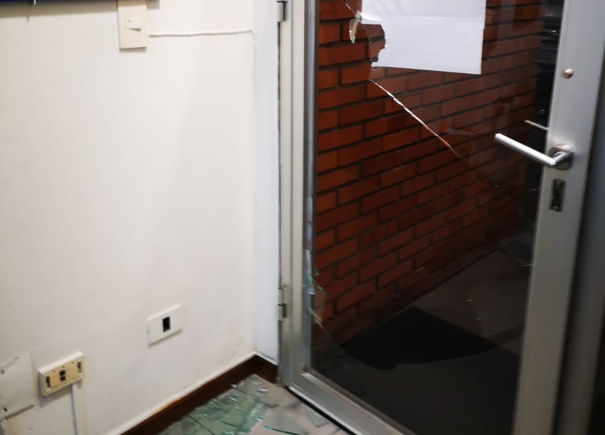 La puerta de la Junta terminó destrozada por el incidente. Foto cortesía de Maldonado Noticias