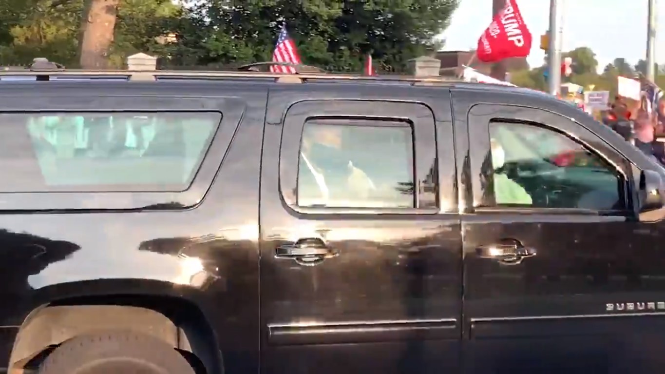 Trump saluda desde la ventana de la Chevrolet Suburvan blindada del servicio secreto. Foto: captura de pantalla Twitter / PhilipinDC