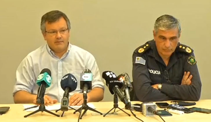 El director de Convivencia y Seguridad, Santiago González y el jefe de Policía de Montevideo, Mario D’Elía, brindaron una conferencia de prensa.